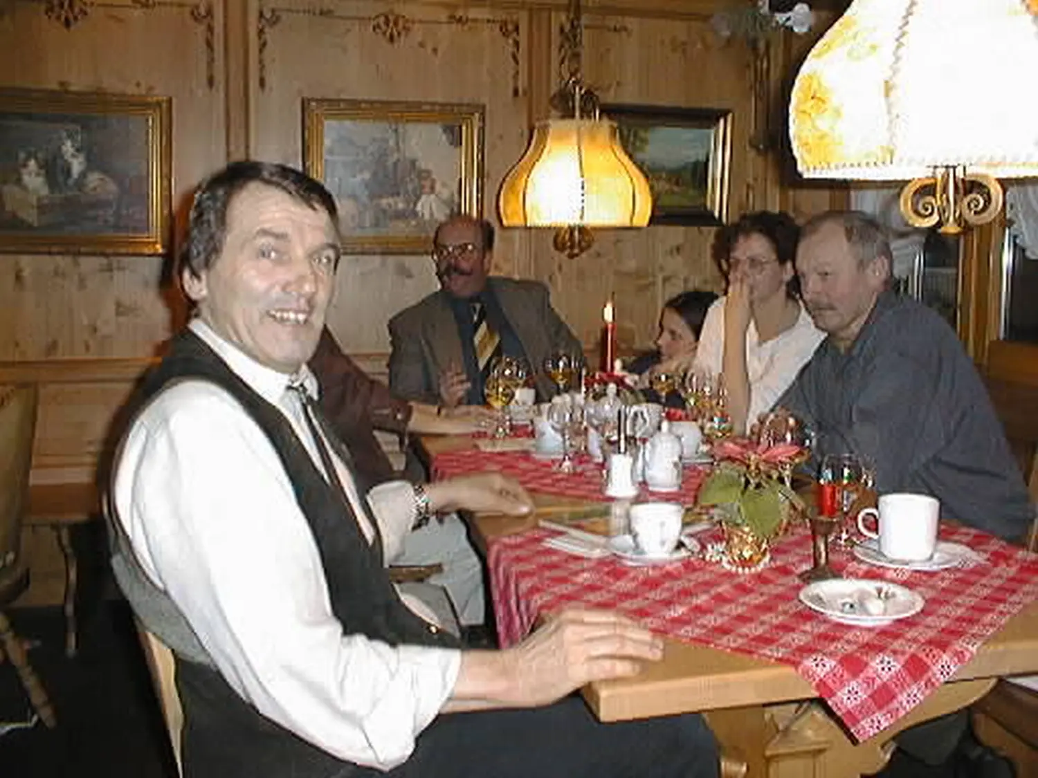 Gast sitzt am Tisch von Harald Hacker